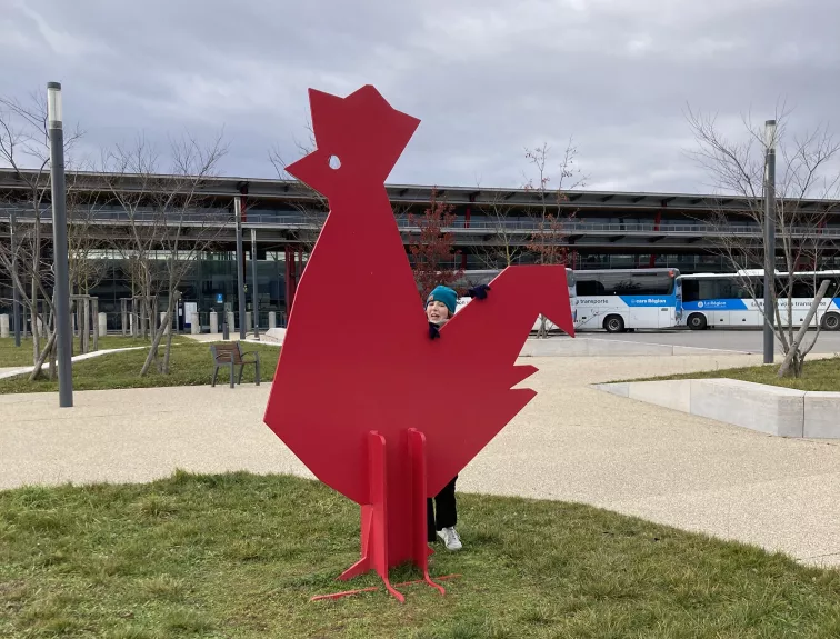 Le poulet vertreibt die Wartezeit am Bahnhofspark in Valence Le poulet vertreibt die Wartezeit am Bahnhofspark in Valence